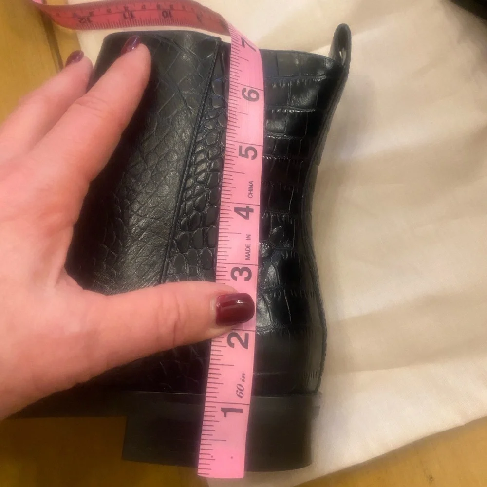 Women’s Black Leather Crocodile Pattern Trycia Boots New Without Box Size 10